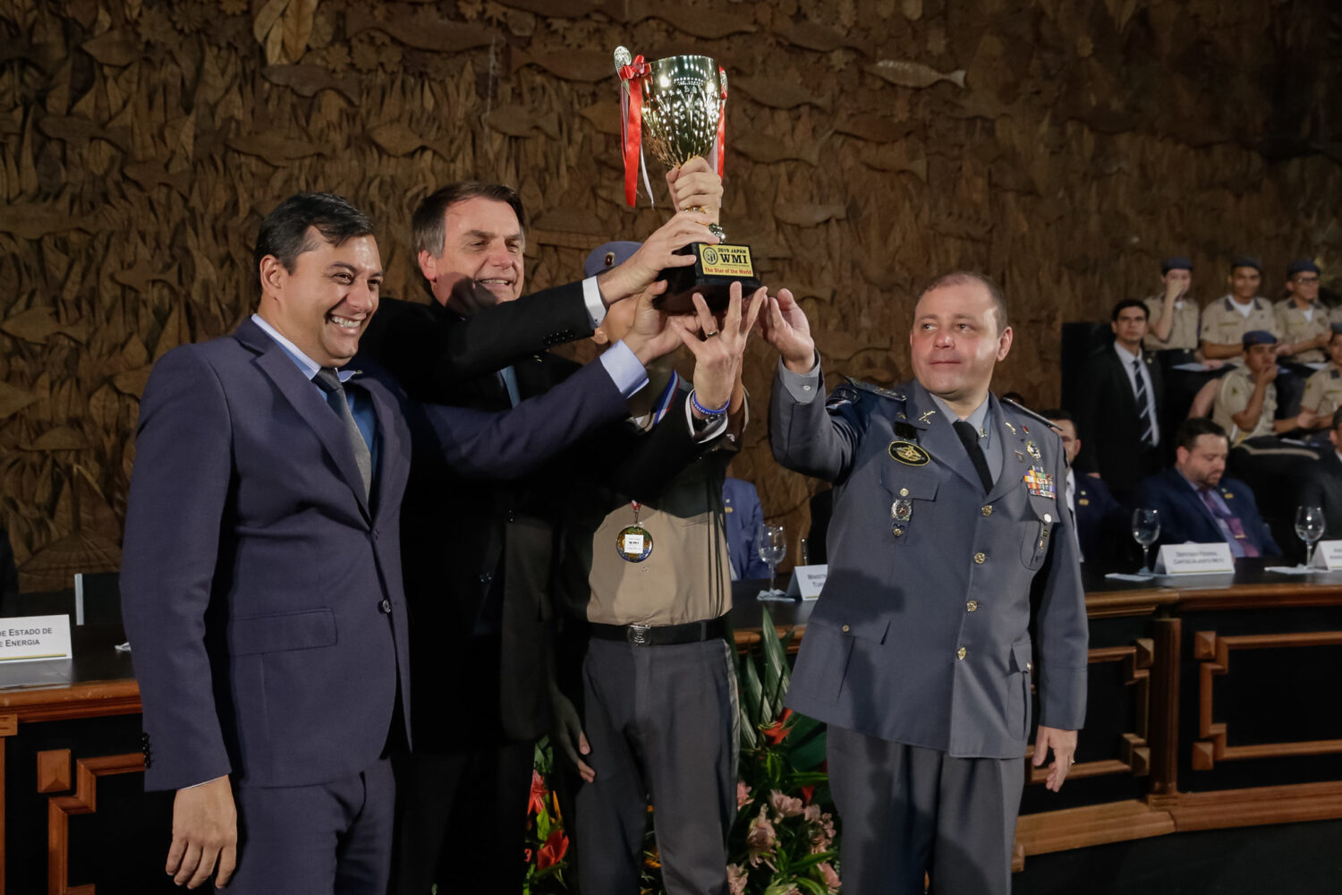 Bolsonaro com Wilson Lima e o Coronel PM Norte, acusado pelo "Massacre do rio Abacaxis (Foto: Acervo Presidência da República/2021).