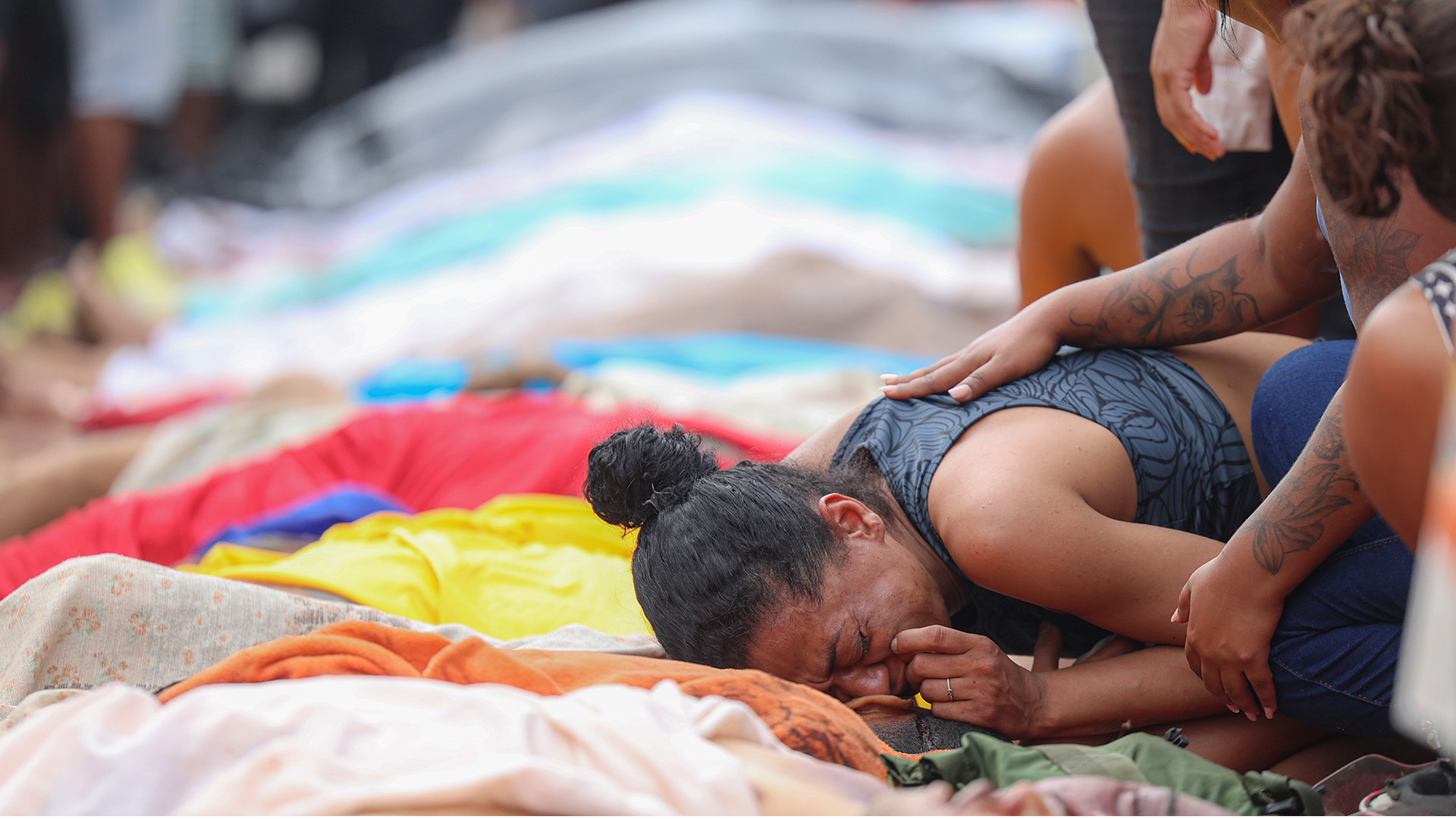 Na Praça São Lucas, na Penha, zona norte do Rio de Janeiro, mãe chora em cima do corpo do filho morto durante a operação (Foto: Tomaz Silva /Agência Brasil).