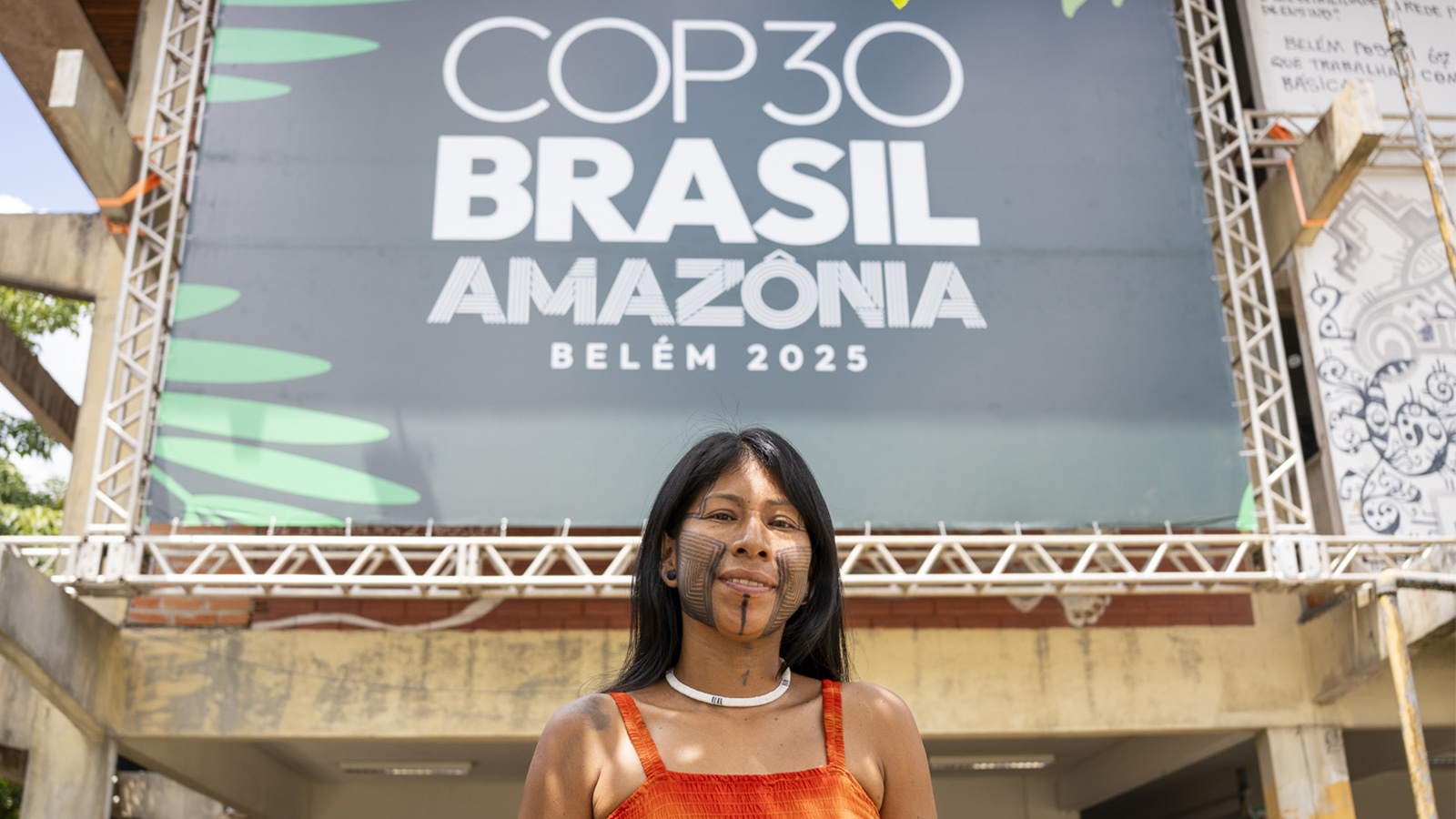 Irepoiti Metuktire em visita à Aldeia COP, em Belém (Foto: Juliana Pesqueira/Amazônia Real/2025).