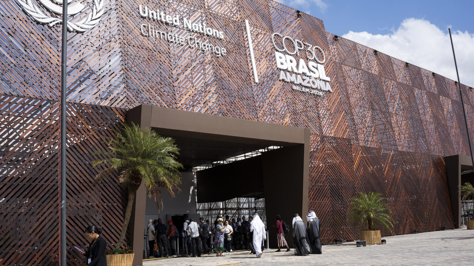 Movimentação externa no segundo dia da Cúpula dos Líderes, em Belém (Foto: Juliana Pesqueira/Amazônia Real/2025).