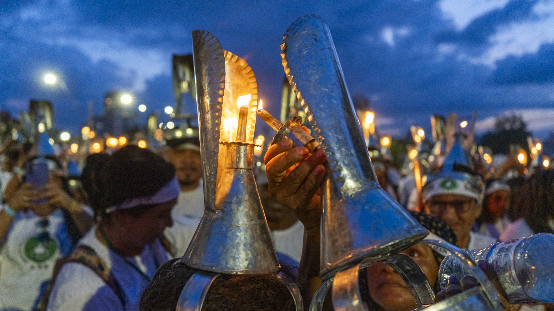 Poranganço pelas ruas de Belém. Mais de mil porangas que iluminam e simbolizam a força e a luta dos extrativistas ocuparam a cidade. (Foto: Juliana Pesqueira/Amazônia Real/2025).