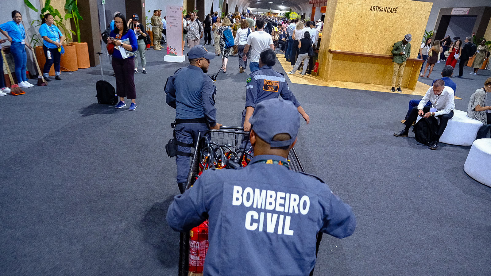 Bombeiros civis repõem estoque de extintores de incêndio na Zona Azul (Foto: Alberto César Araújo/ Amazônia Real).