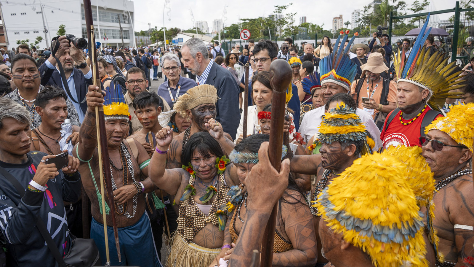 Alessandra Korap, porta voz do  Movimento Munduruku Ipereğ Ayũ, ao fundo o presidente da COP30, André Correa do Lago  e  Ana Toni, CEO da Cop30 (Foto: Juliana Pesqueira/Amazônia Real).