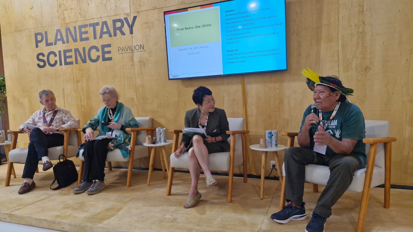 Davi Kopenawa com Juan Manuel Santos, ex presidente da Colômbia e a ex-primeira ministra da Irlanda, Mary Robinson, e a (mediadora ao centro), no painel 