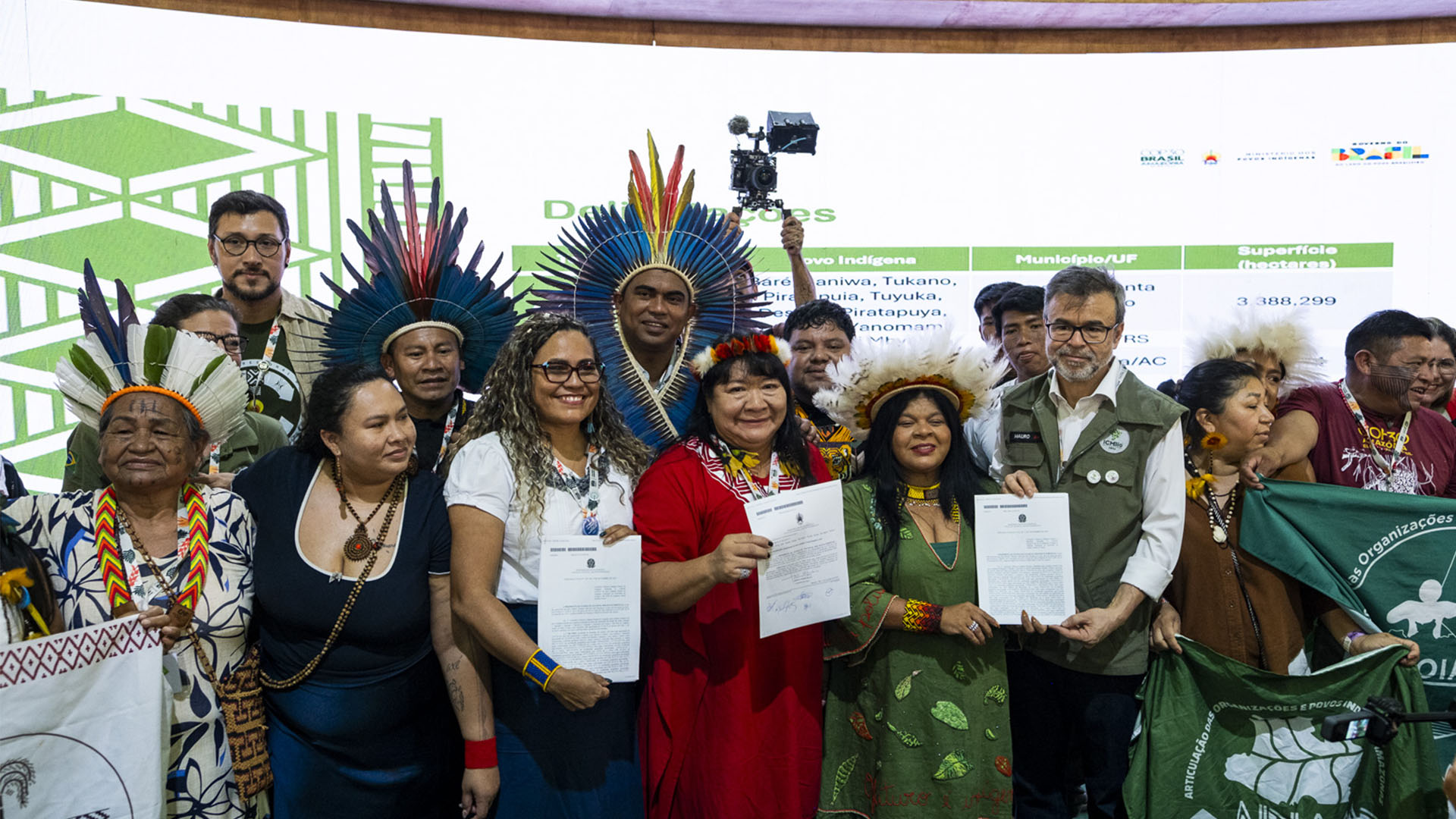 Em 18 de novembro, a FUNAI anunciou na Green Zone da COP30 a homologação de quatro Terras Indígenas. Participaram lideranças indígenas e autoridades como Joenia Wapichana, Sonia Guajajara, Weibe Tapeba e Mauro Pires (Foto: Juliana Pesqueira/Amazônia Real/2025).