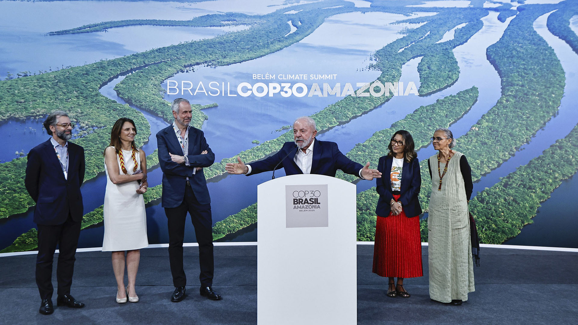 Presidente da República, Luiz Inácio Lula da Silva, durante conversa com a imprensa na noite de 19 de novembro, em Belém (PA) (Foto: Ricardo Stuckert/PR). 