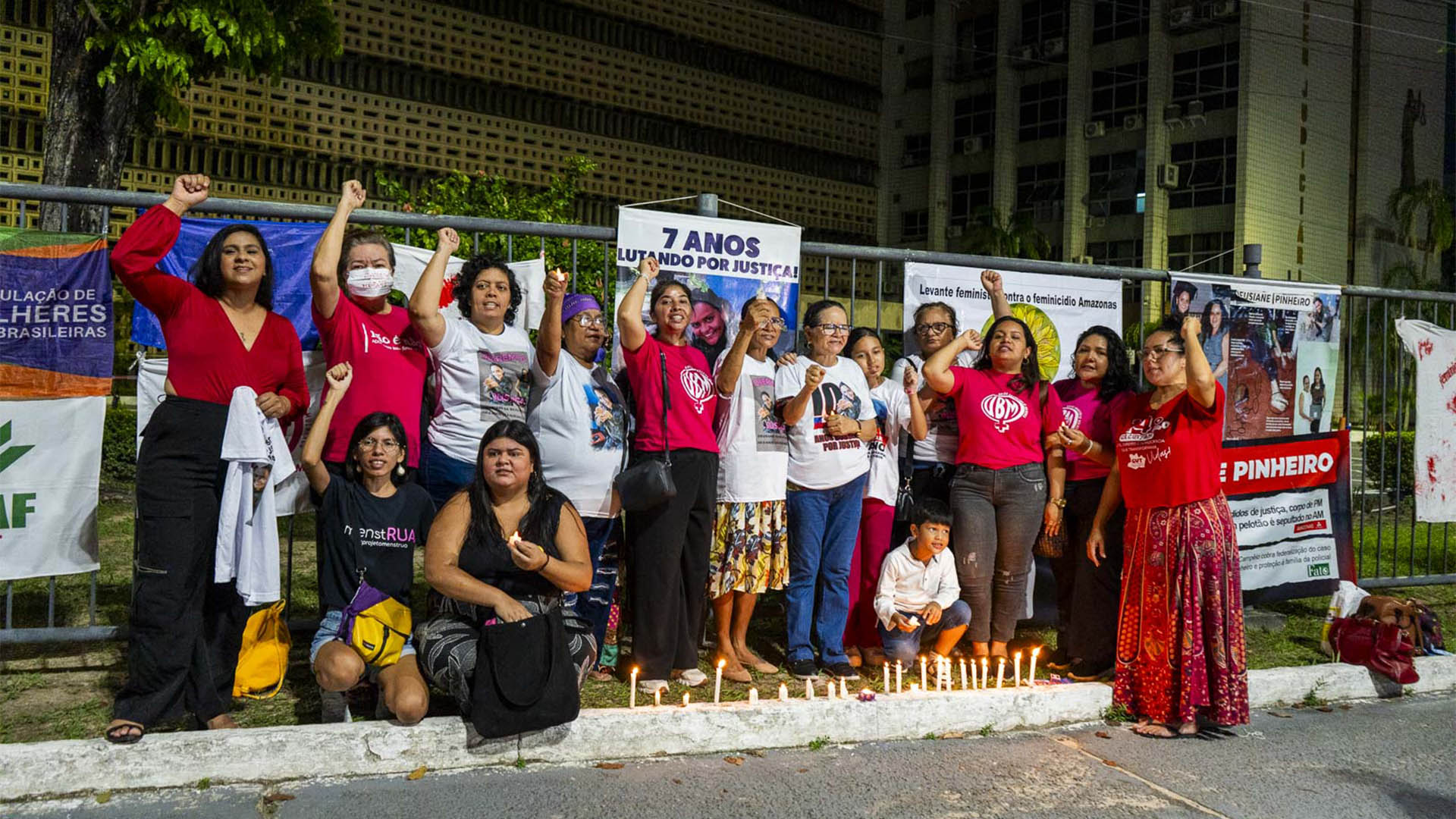 Basta de violência contra a mulher. Familiares de Deusiane Pinheiro e movimentos feministas fazem vigília em frente ao Fórum Henoch da Silva Reis, em Manaus, cobrando justiça (Foto: Juliana Pesqueira/Amazônia Real/2025).
