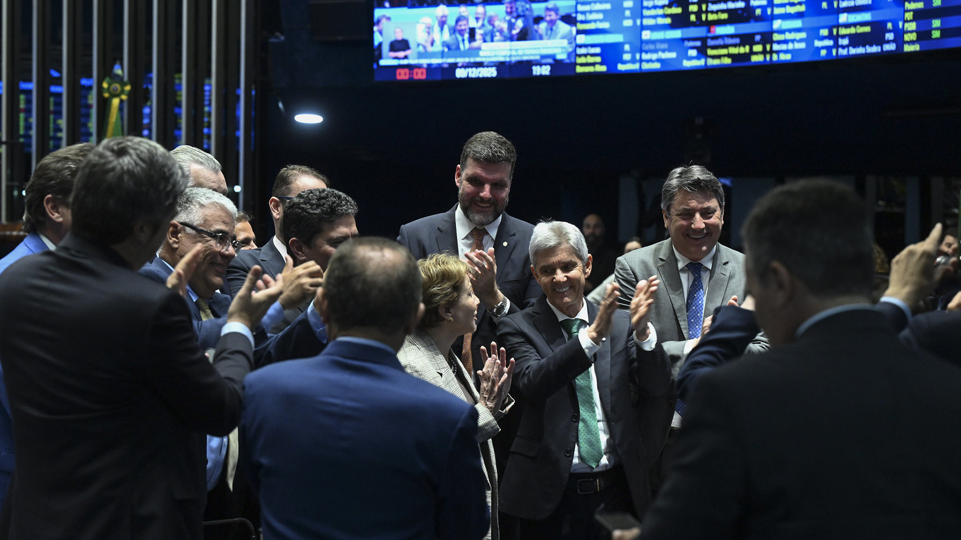 Senadores comemora a votação na sessão plenária do Senado Federal que aprovou o o PL do marco temporal (Foto: Carlos Moura/Agência Senado).