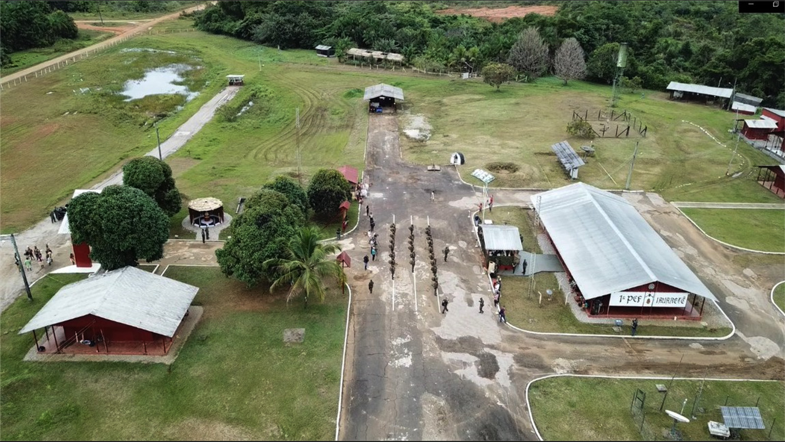 Vista aérea do 1º Pelotão de Fronteira, em Iauaretê, na região do Alto Rio Negro (Foto: Ministério da Defesa).