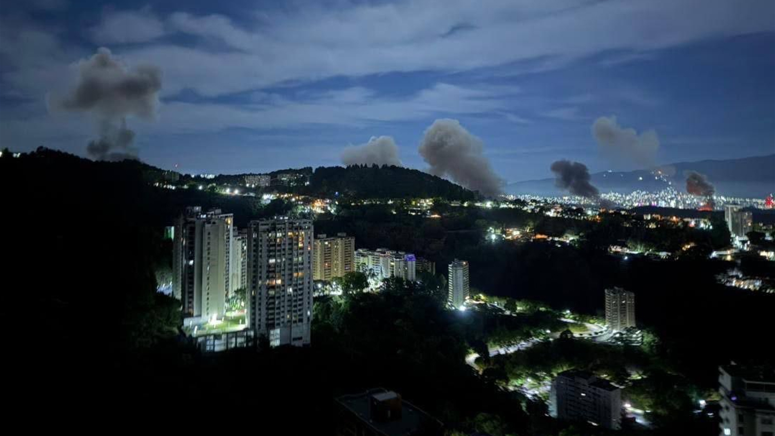 Caracas foi bombardeada na madrugada de hoje (03/01). Os Estados Unidos atacaram unidades militares na Venezuela e o presidente Nicolás Maduro e esposa foram presos ilegalmente por forças especiais do EUA (Foto reprodução redes sociais/via Fotos Publicas).