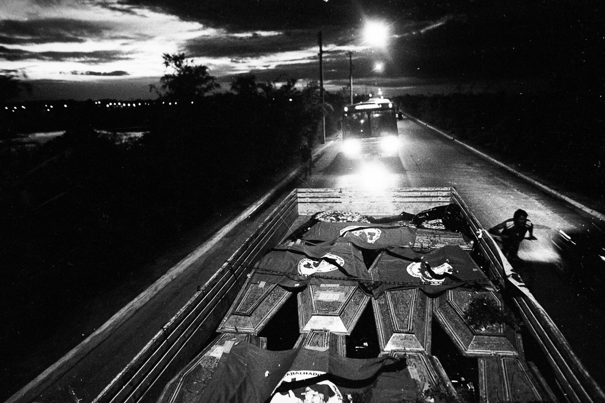 Caminhão transporta os corpos das vítimas do massacre do Eldorado dos Carajás - 1998 (Fotografia de Ripper/Imagens Humanas).