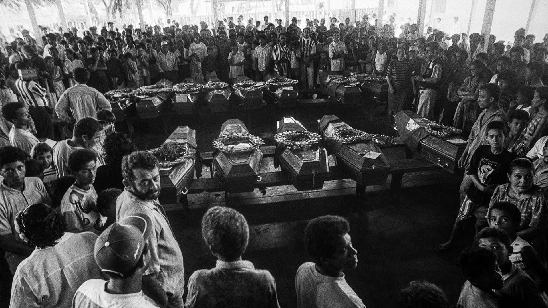 Velório das vítimas do massacre, em Curionópolis (Fotografia de Ripper/ Imagens Humanas).