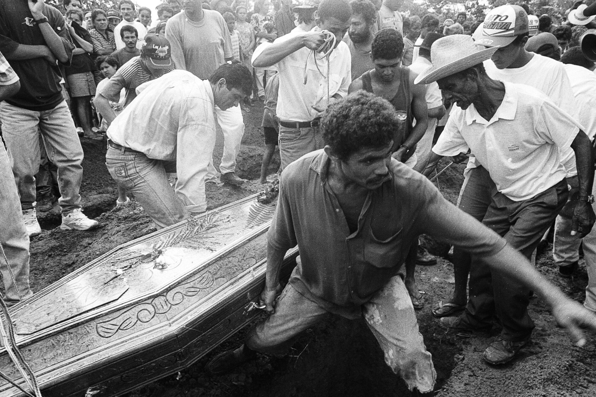 O chamado massacre de Eldorado dos Carajás ocorreu durante o conflito de 17 de abril de 1996 em Eldorado dos Carajás, no sul do Pará. Dezenove sem-terra foram assassinados pela Polícia Militar. O confronto ocorreu quando 1.500 sem-terra que estavam acampados na região decidiram fazer uma marcha em protesto contra a demora da desapropriação de terras, principalmente as da Fazenda Macaxeira. A Polícia Militar foi encarregada de tirá-los do local, pois estavam obstruindo a rodovia PA-150, que liga Belém ao Sul do Pará. . .A ordem partiu do Secretário de Segurança do Pará, Paulo Sette Câmara, que declarou, depois do ocorrido, que autorizara "usar a força necessária, inclusive atirar". De acordo com os sem-terra ouvidos pela imprensa na época, os policiais chegaram jogando bombas de gás lacrimogêneo. Os sem-terra revidaram com paus e pedras. A polícia, então, partiu para uma ação mais violenta e atirou. 19 pessoas morreram na hora, outras duas morreram anos depois, vítimas das seqüelas e outras 67 ficaram feridas e mutiladas para o resto da vida. . .Segundo o legista Nélson Massini, que fez a perícia dos corpos, pelo menos 10 sem-terra foram executados. Sete lavradores foram mortos por instrumentos cortantes, como foices e facões