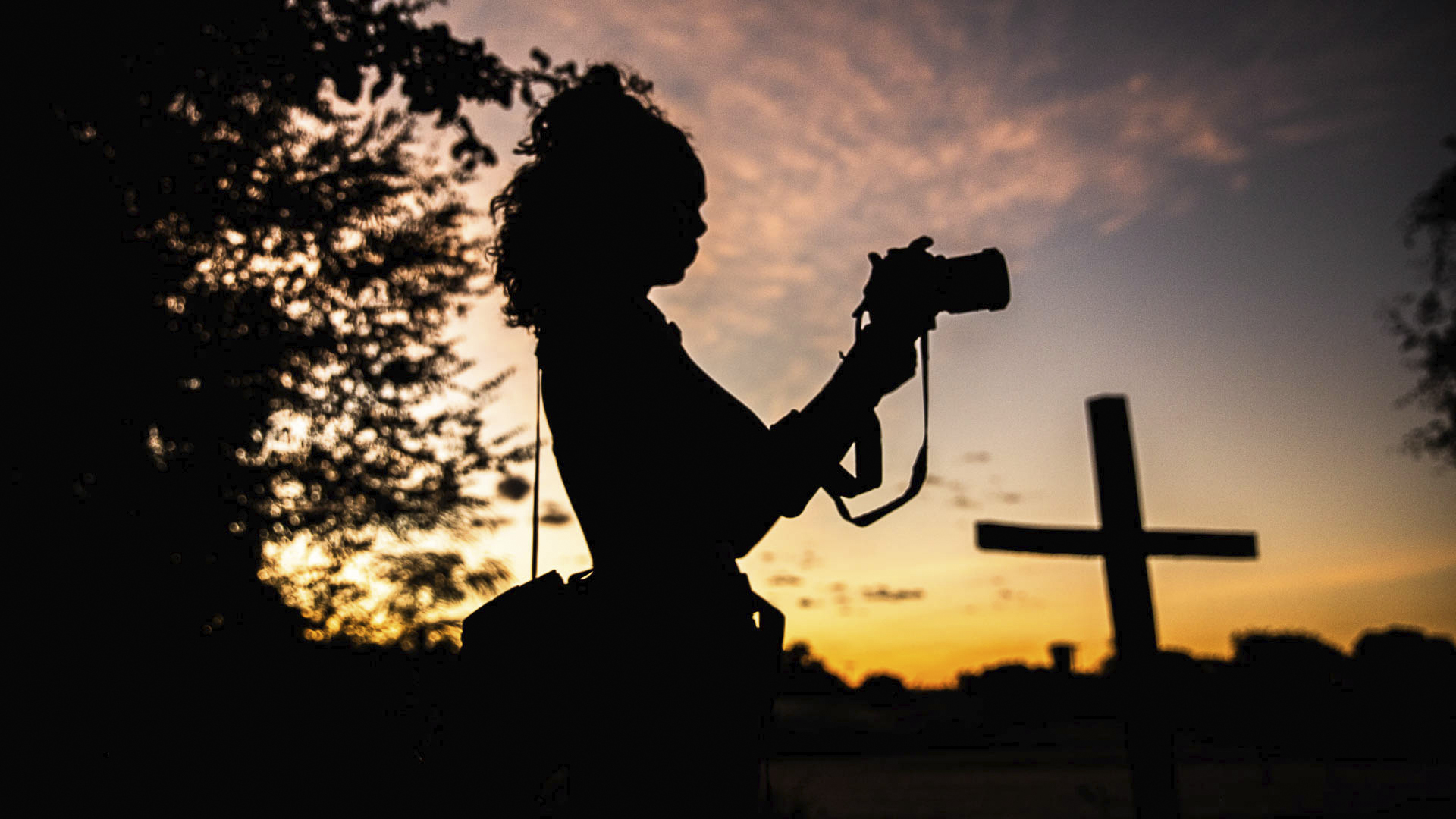 A fotógrafa Ana Mendes, que já sofreu ameaças durante o exercício do seu trabalho, em foto feita em Anapu, PA (Foto: Nay Jinknss/Prêmio Marc Ferrez) 