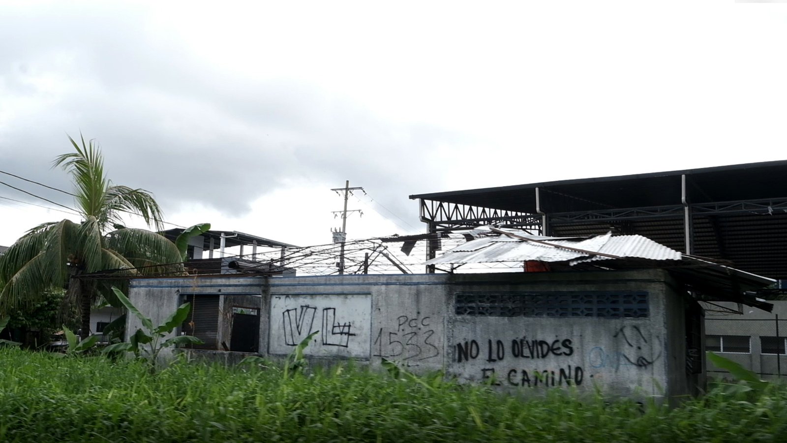 Muro de escola municipal abandonada na TI Umariaçu I, em Tabatinga com pichações de facção criminosa (Foto: Alberto César Araújo/Amazônia Real).