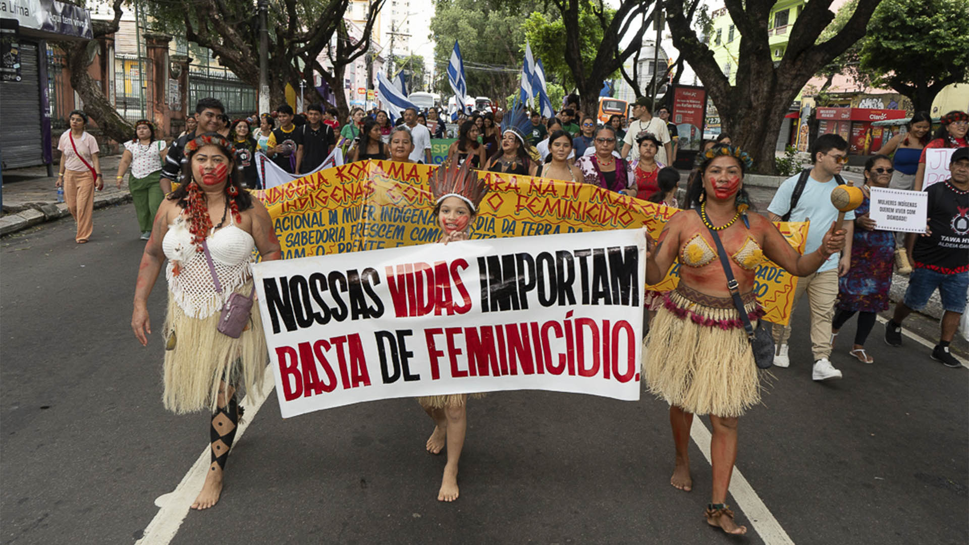Mulheres Indígenas e não indígenas marcham juntas durante o 8 de março em Manaus (Foto: Juliana Pesqueira/ Amazônia Real/2026).