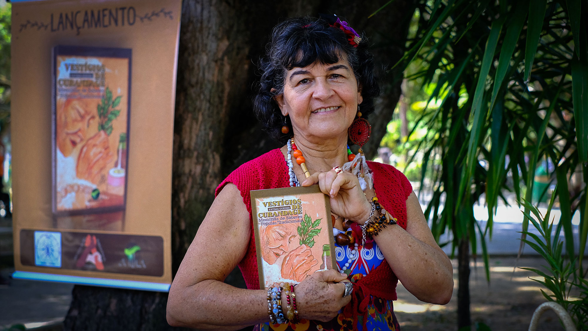 A colunista da Amazônia Real, Fátima Guedes durante o ançamento do livro 