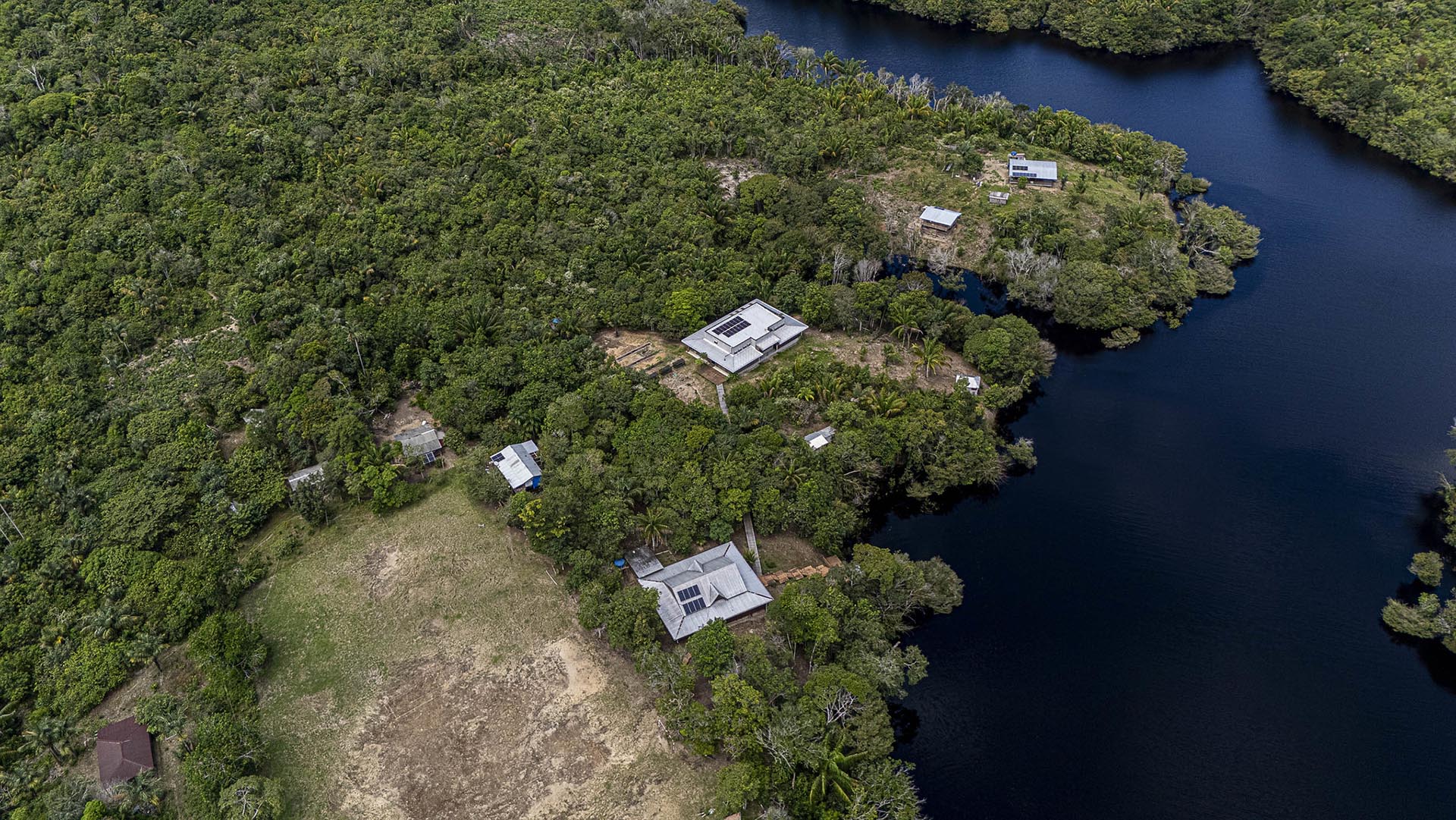 Construção irregular (ao centro) da missão GTN Brasil dentro da Comunidade Santo Antônio, na RSD Rio Negro (Foto: Juliana Pesqueira/Amazônia Real/2026).
