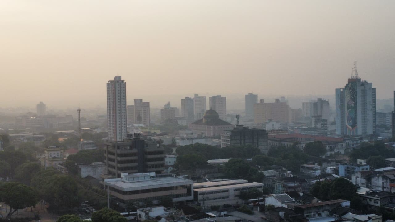 Amanhecer encoberto por fumaça na manhã desta quinta-feira (24), no bairro Centro, em Manaus (Foto: Michel Amazonas/Cedida).