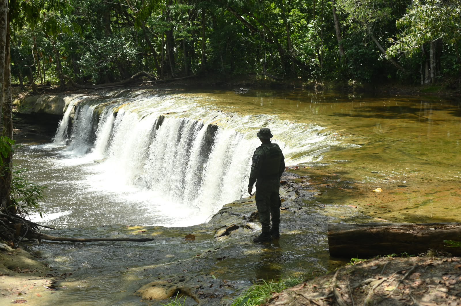 As infrações da empresa são: falta de licença ambiental, lançamento de resíduos no curso d'água e intervenção em APP (Foto: Prefeitura de Presidente Figueiredo/14/09/2026)