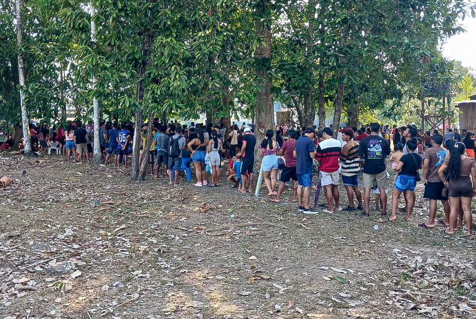 Fila na frente da Escola Estadual Indígena Ester Caldeira Cardoso, dentro da aldeia Kwatá, na região do rio Canumã, um curso d'água do rio Madeira, na TI Kwatá- Laranjal ( Foto via WhatsApp)
