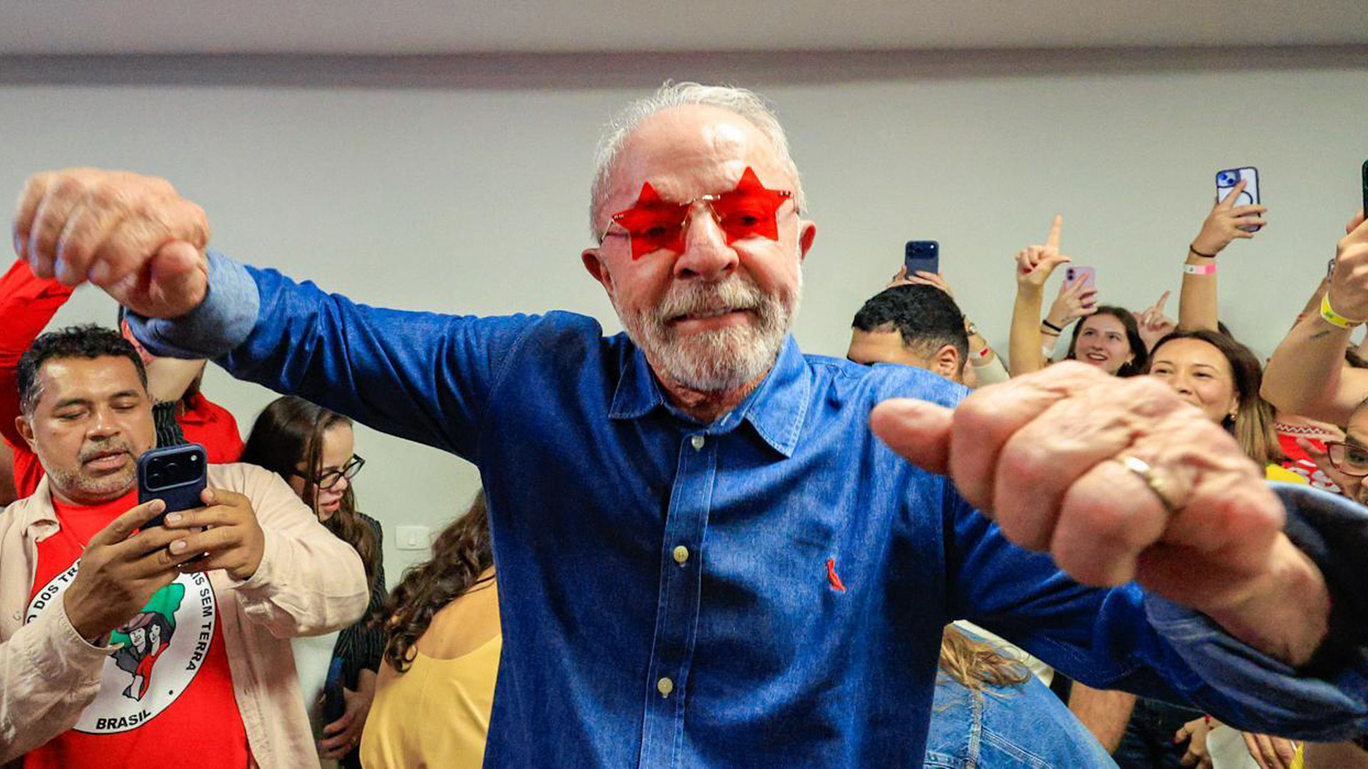 O presidente Lula comemora reeleição com apoiadores, em São Paulo (Foto: Ricardo Stuckert).