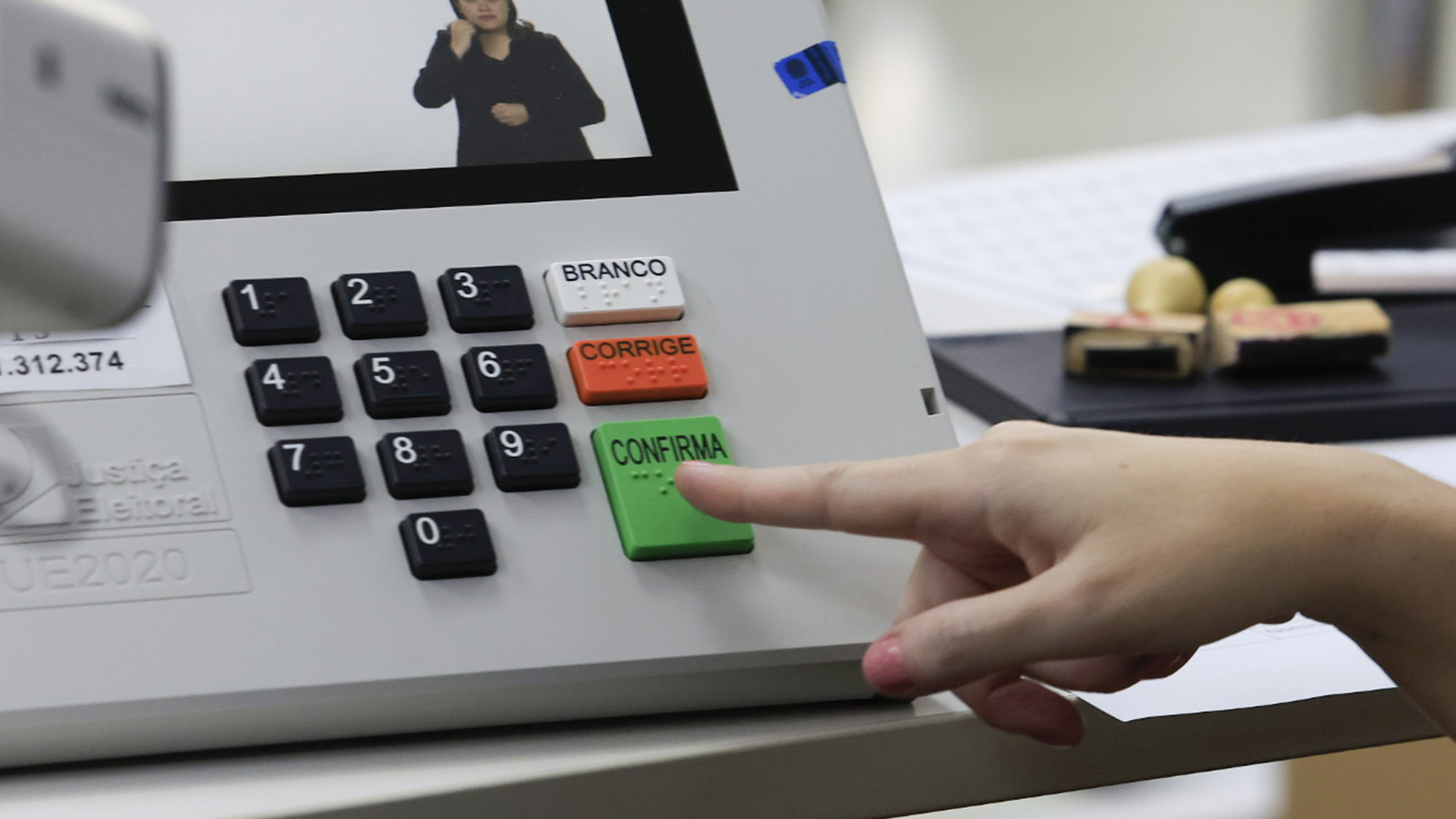 Teste de integridade das urnas eletrônicas
(Foto: Paulo Pinto/Agência Brasil/2026).